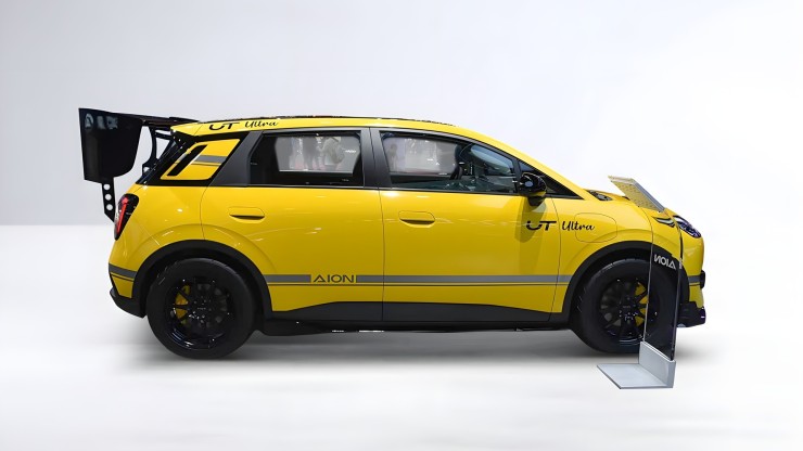 Electric hatchback Aion UT