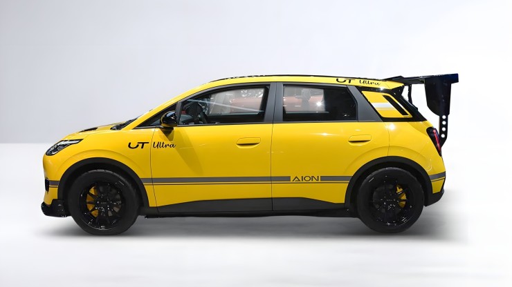 Electric hatchback Aion UT