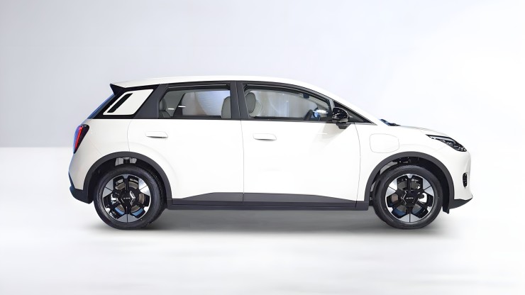 Electric hatchback Aion UT