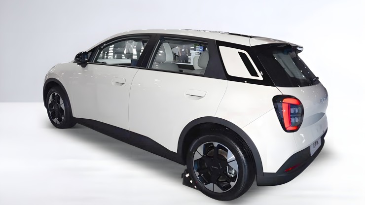 Electric hatchback Aion UT
