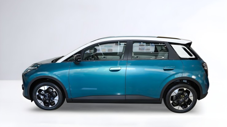 Electric hatchback Aion UT