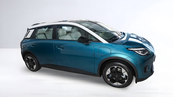 Electric hatchback Aion UT