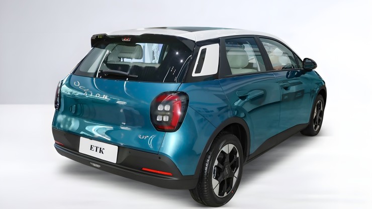Electric hatchback Aion UT