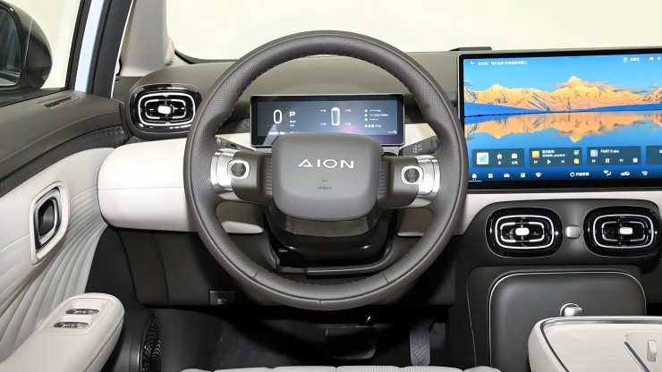 Електричний хетчбек Aion UT