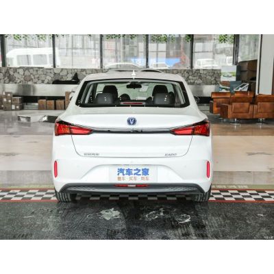 Чотиридверний седан EADO 460 EV