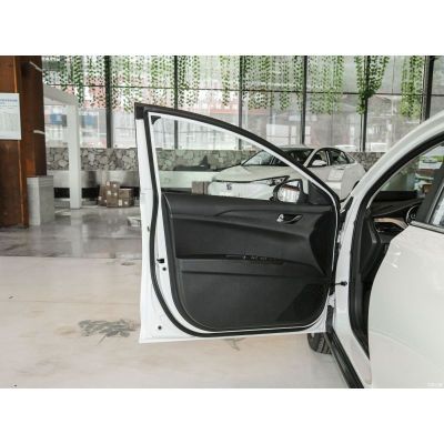 Чотиридверний седан EADO 460 EV