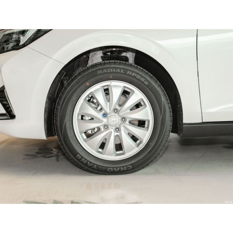 Чотиридверний седан EADO 460 EV