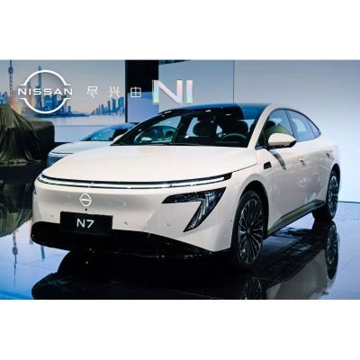 Великий чотиридверний седан N7ev