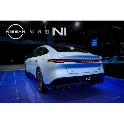 Великий чотиридверний седан N7ev