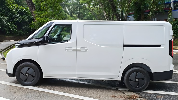 Electric cargo minivan Farizon SuperVan